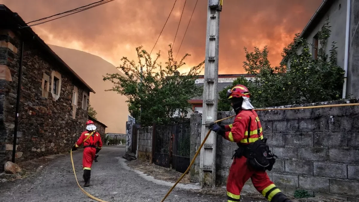 Bombers durant un incendi a Anllarinos del Sil (Lleó). - EUROPA PRESS