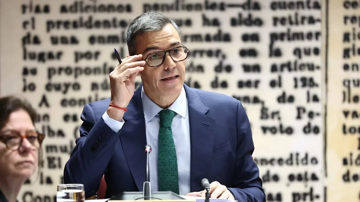 Pedro Sánchez durant la comissió d’investigació al Senat, amb la novetat de les ulleres. - EUROPA PRESS