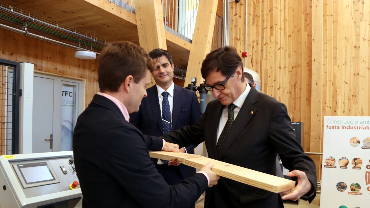 El president de la Generalitat, Salvador Illa, coneix el procés de construcció amb fusta.