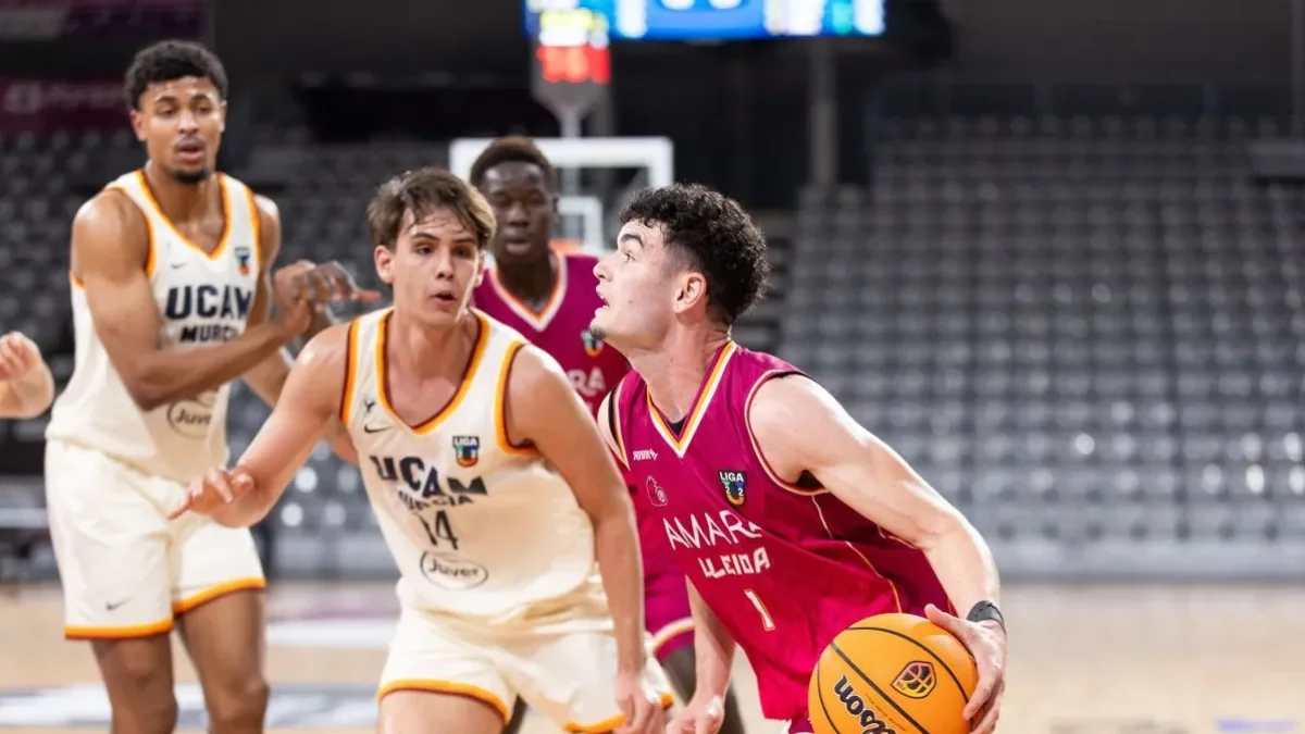 Albert Marvà trata de penetrar hacia la canasta, ante la mirada de los rivales del UCAM Murcia. - JAVI ENJUANES