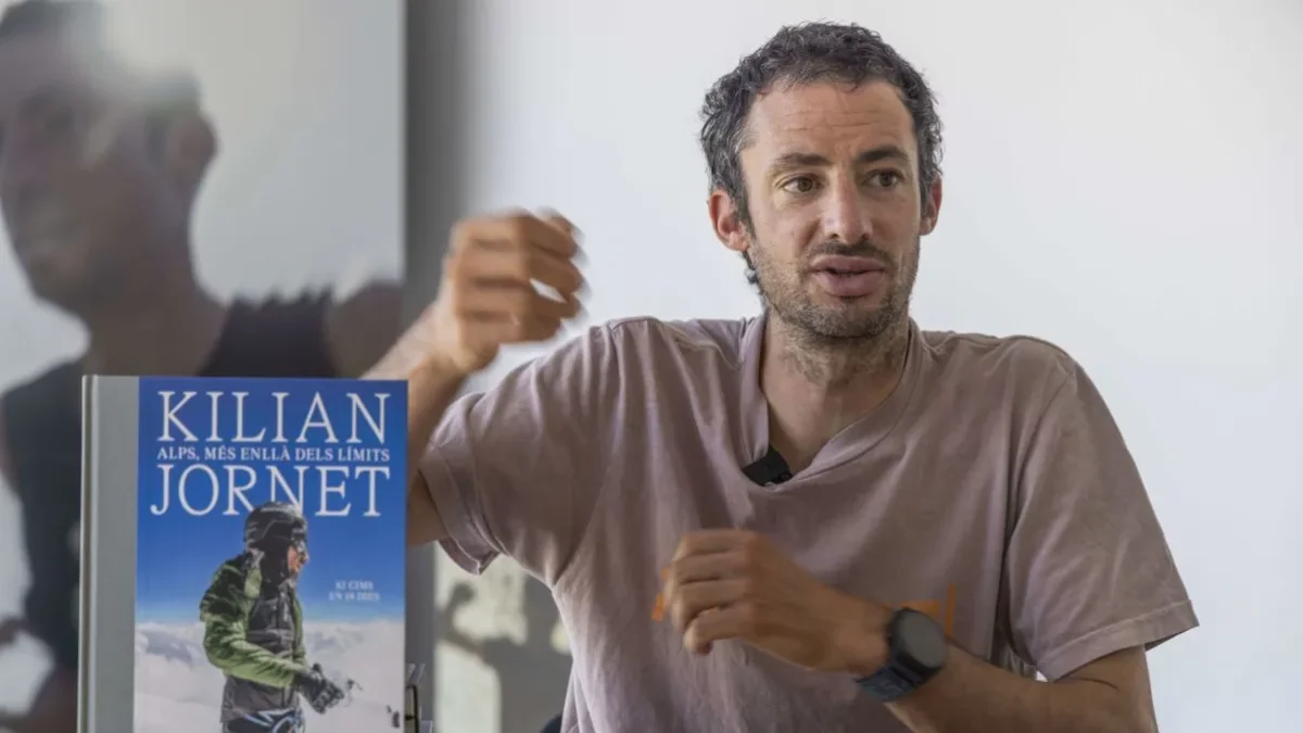 Kilian Jornet, ayer presentando su libro. - EFE/ CATI CLADERA