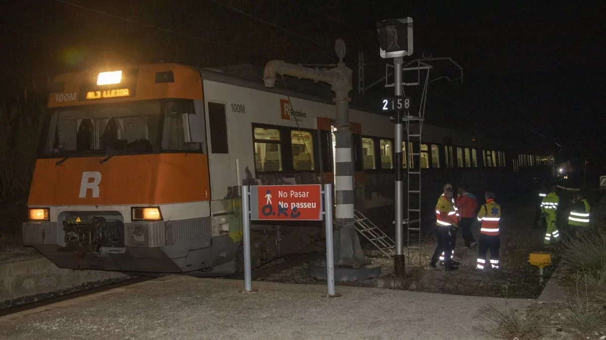 El convoy afectado con los servicios de emergencia en la estación de Bellpuig. - LAIA PEDRÓS