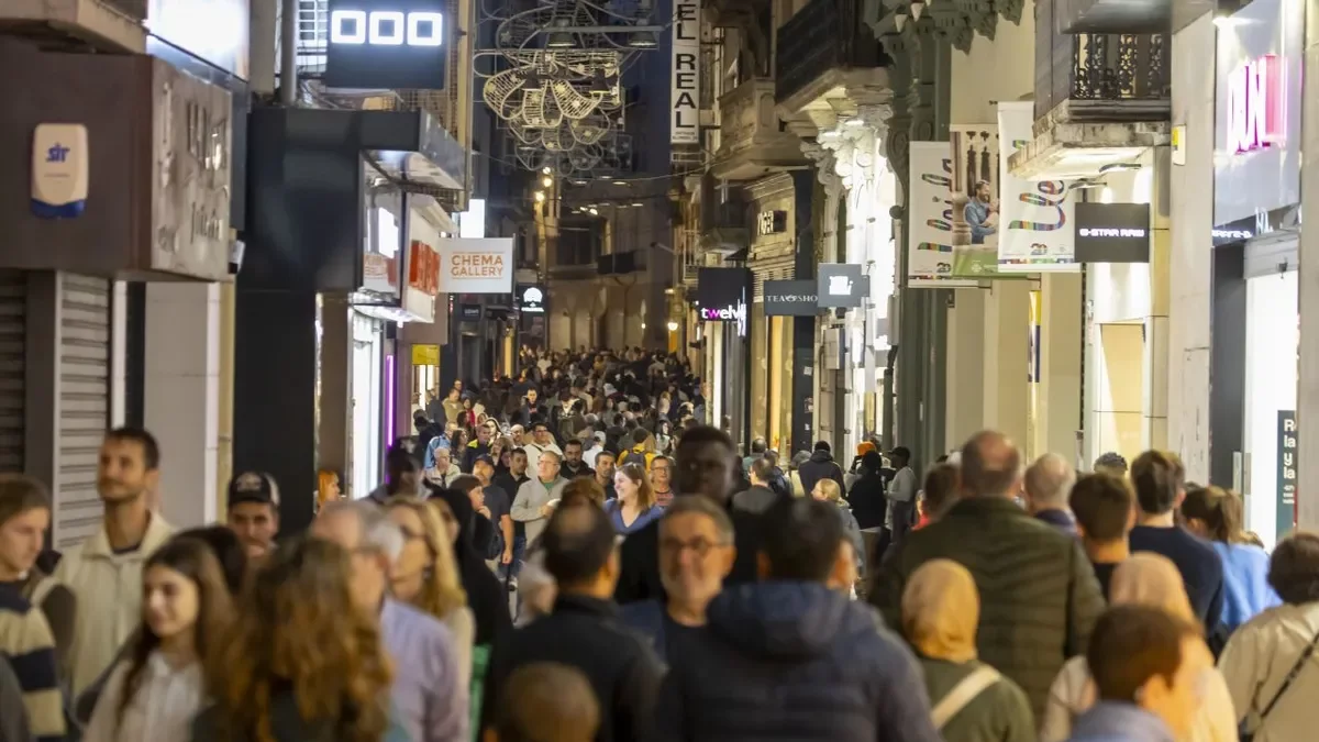 Bona afluència de clients ahir als carrers de l’Eix Comercial. - JORDI ECHEVARRIA
