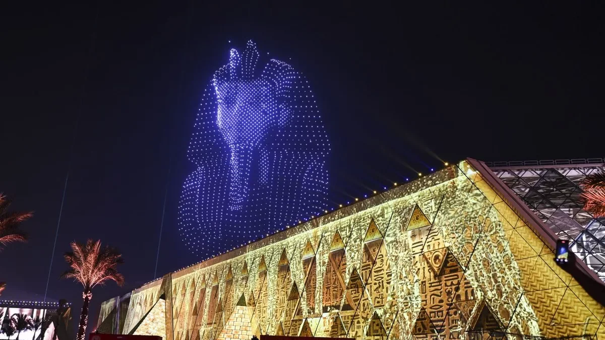 La imatge de Tutankamon al cel va ser un dels actes més vistosos en una cerimònia protagonitzada per llums i focs artificials. - EFE