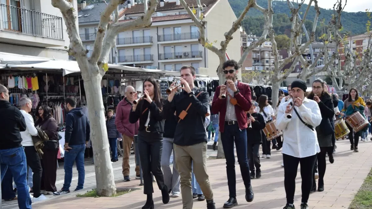 Els Grallers d’Oliana van actuar ahir al migdia. - C.SANS