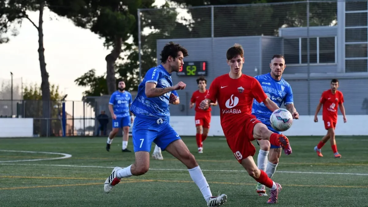 Una acció del partit d’ahir entre l’Alpicat i l’Igualada. - IRIS SOLÀ