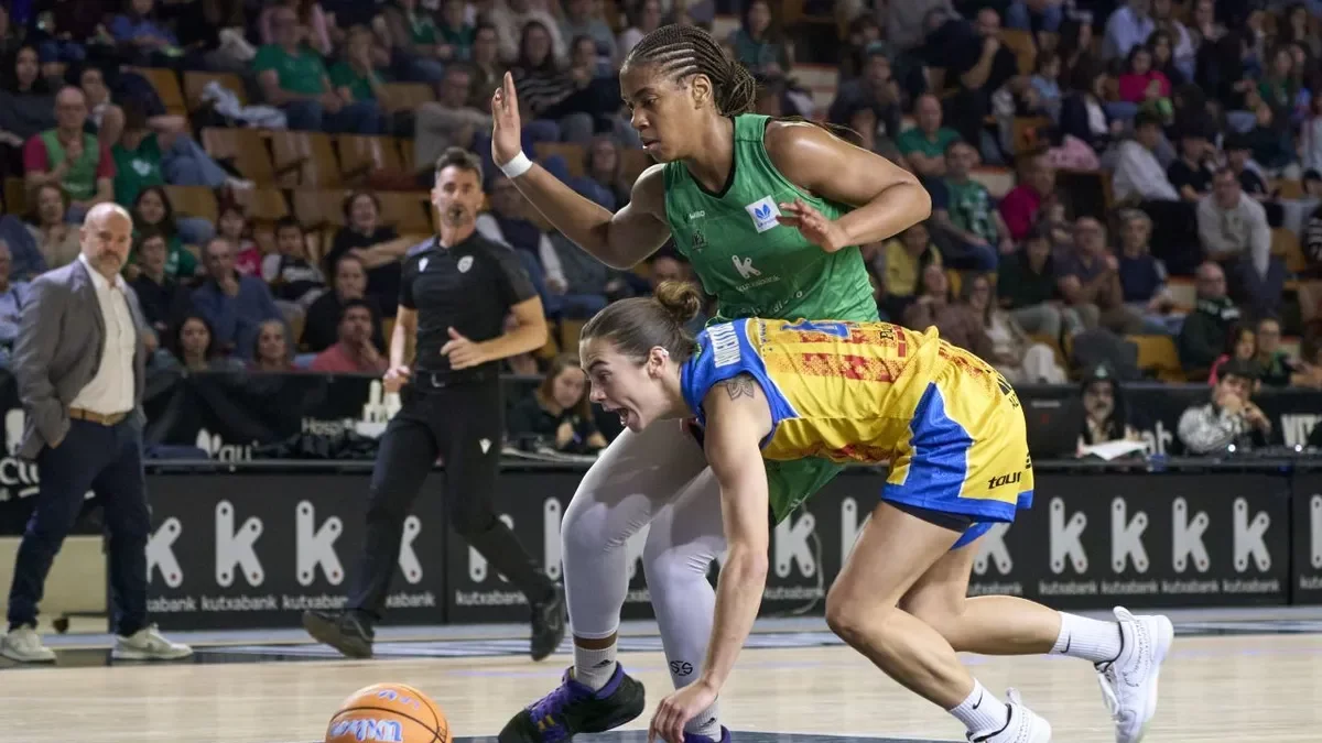 Laia Raventós es llança a terra a la recerca d’una pilota. - ÀREA 11