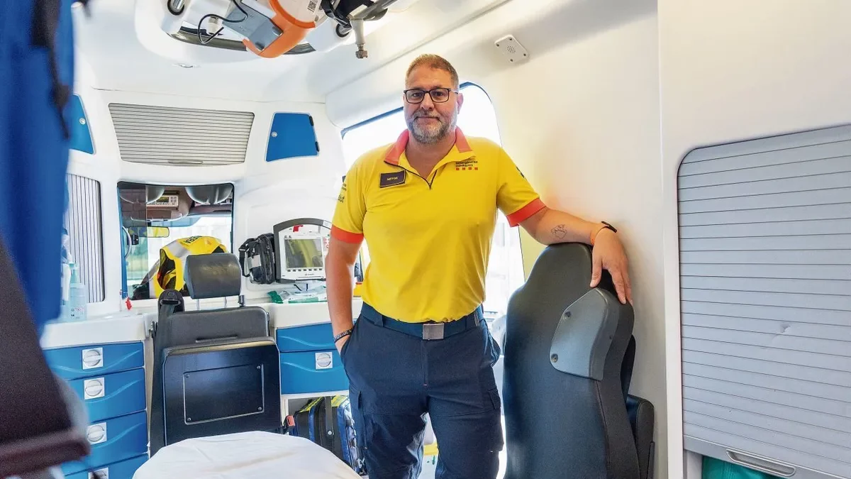 El metge Joan Bestard, en una ambulància del SEM.