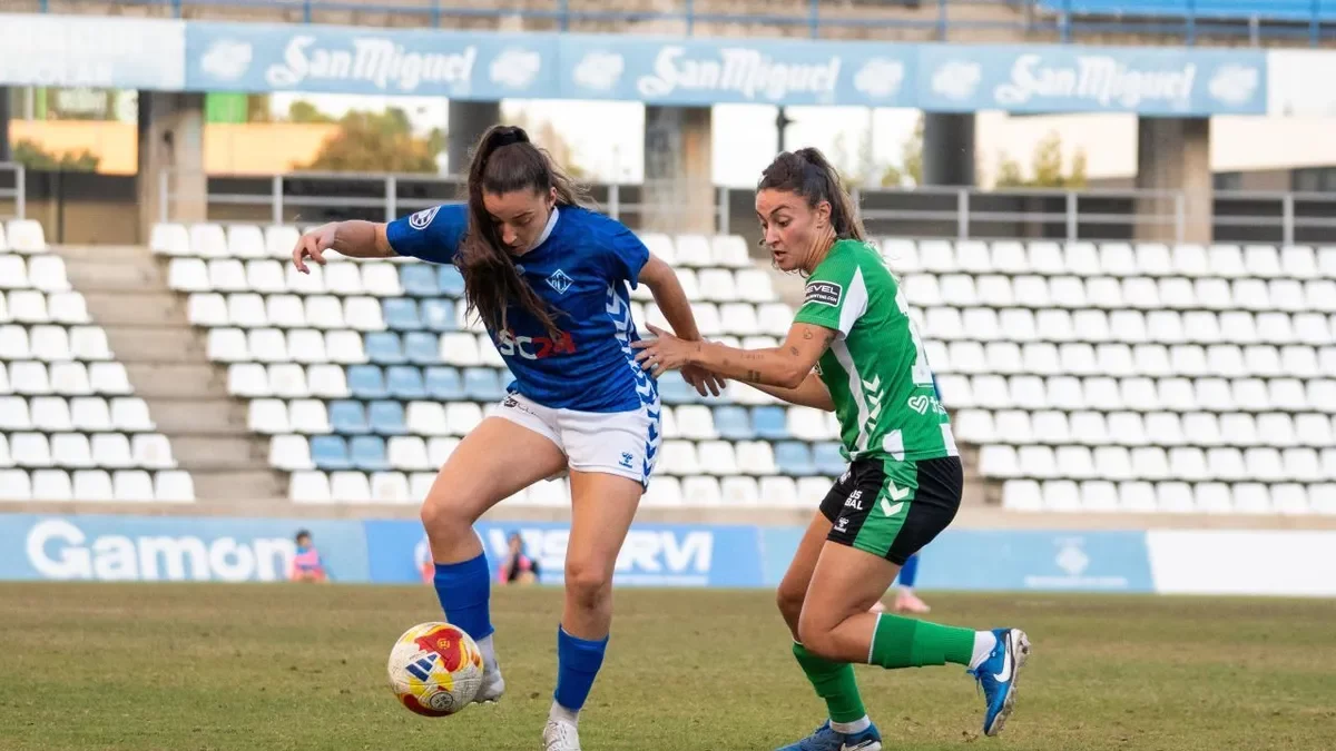 Paula Ransanz protegeix la pilota davant d’una jugadora del Betis. - PAU PASCUAL PRAT