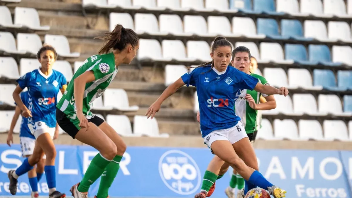 Noe Fernández, de l’AEM, controla l’esfèric davant la pressió de dos rivals. - PAU PASCUAL PRAT