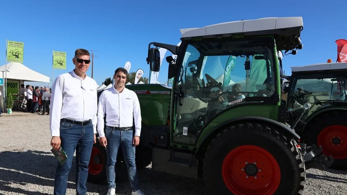 Responsables de Fendt posant al costat del tractor durant unes jornades a Mollerussa. - JOAN GÓMEZ