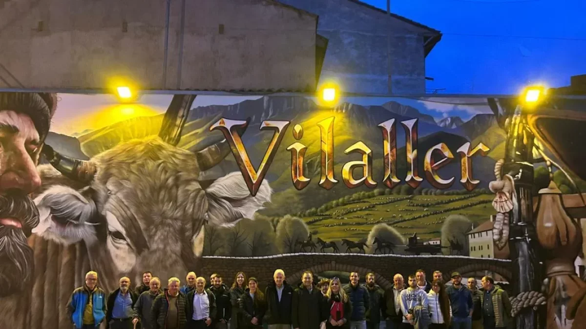 Els assistents a la Jornada Tècnica de la Fira de Vilaller al costat del mural dedicat a la ramaderia. - A.V.