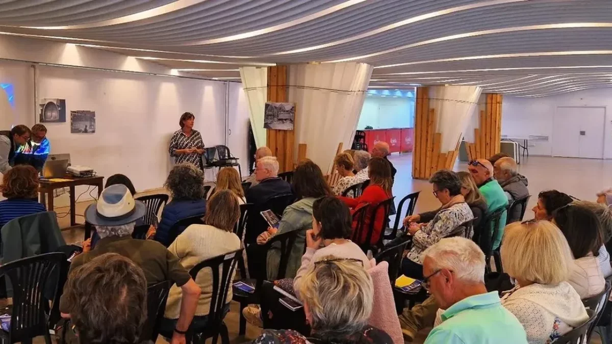 El públic que va seguir les explicacions sobre el temple. - I.L.T.