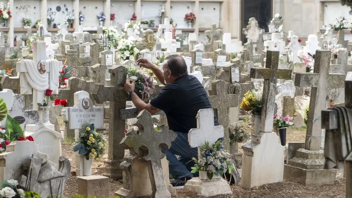 Famílies recorrent ahir el cementiri de Tàrrega. - LAIA PEDRÓS