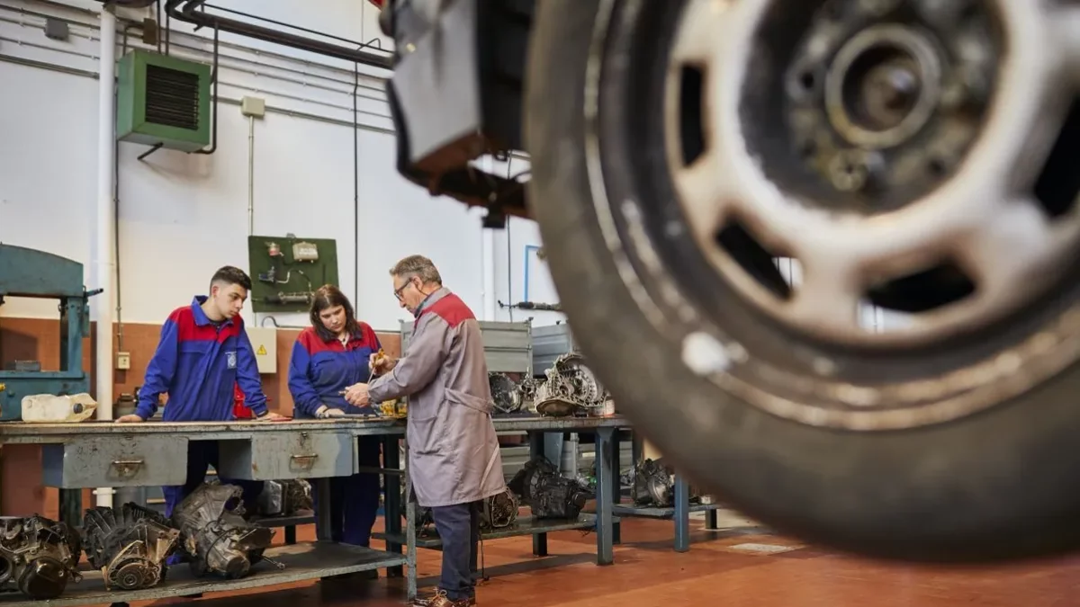 Cada vegada es fomenta més la introducció en feines mentre encara s’estudia. - EUROPA PRESS