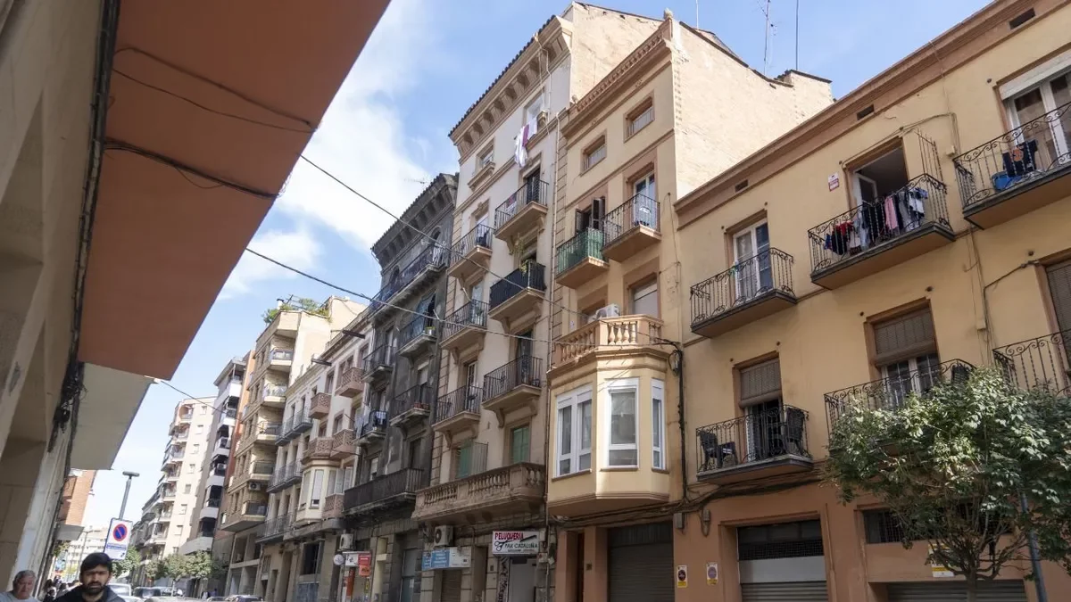 Vista de l’immoble afectat (al centre) ahir de matinada per l’incendi a Comtes d’Urgell, 14. - BOMBERS DE LA GENERALITAT