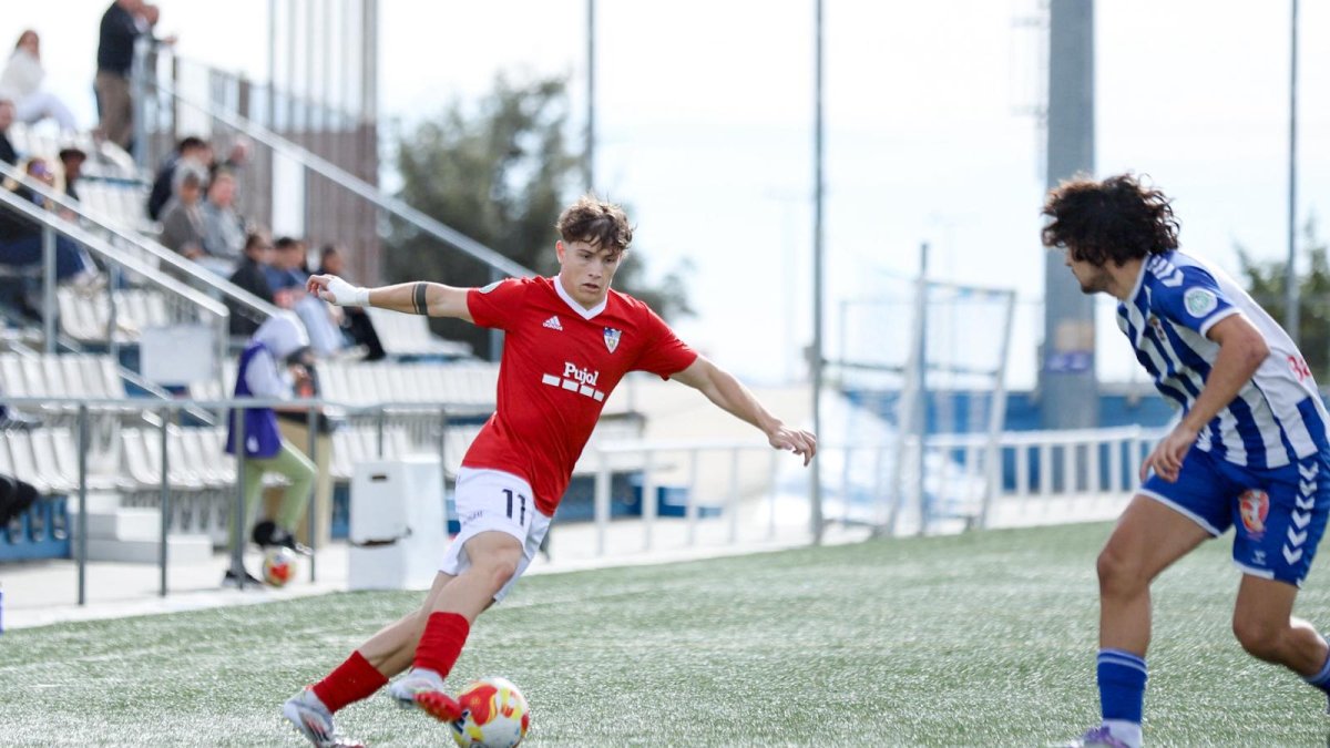 Marc Scuri, el millor jugador del partit del Mollerussa, tot i la derrota dels del Pla d'Urgell, intenta superar un defensa del San Cristóbal.