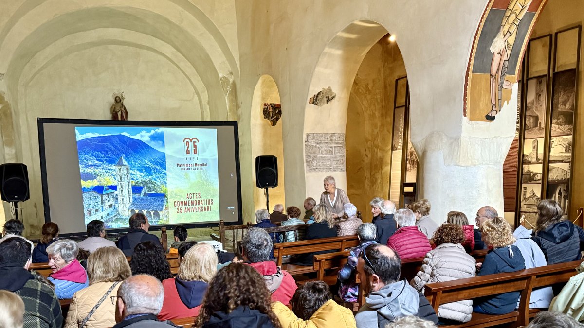L'església de Sant Joan de Boí plena de gom a gom per la presentació dels actes de celebració del 25 aniversari de patrimoni de la humanitat de les esglésies romàniques.