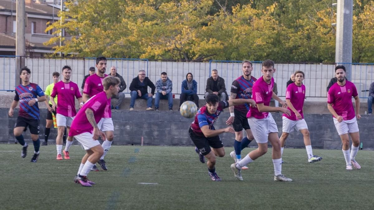 Una acció del partit disputat ahir entre el Tàrrega i el Cubelles. - LAIA PEDRÓS