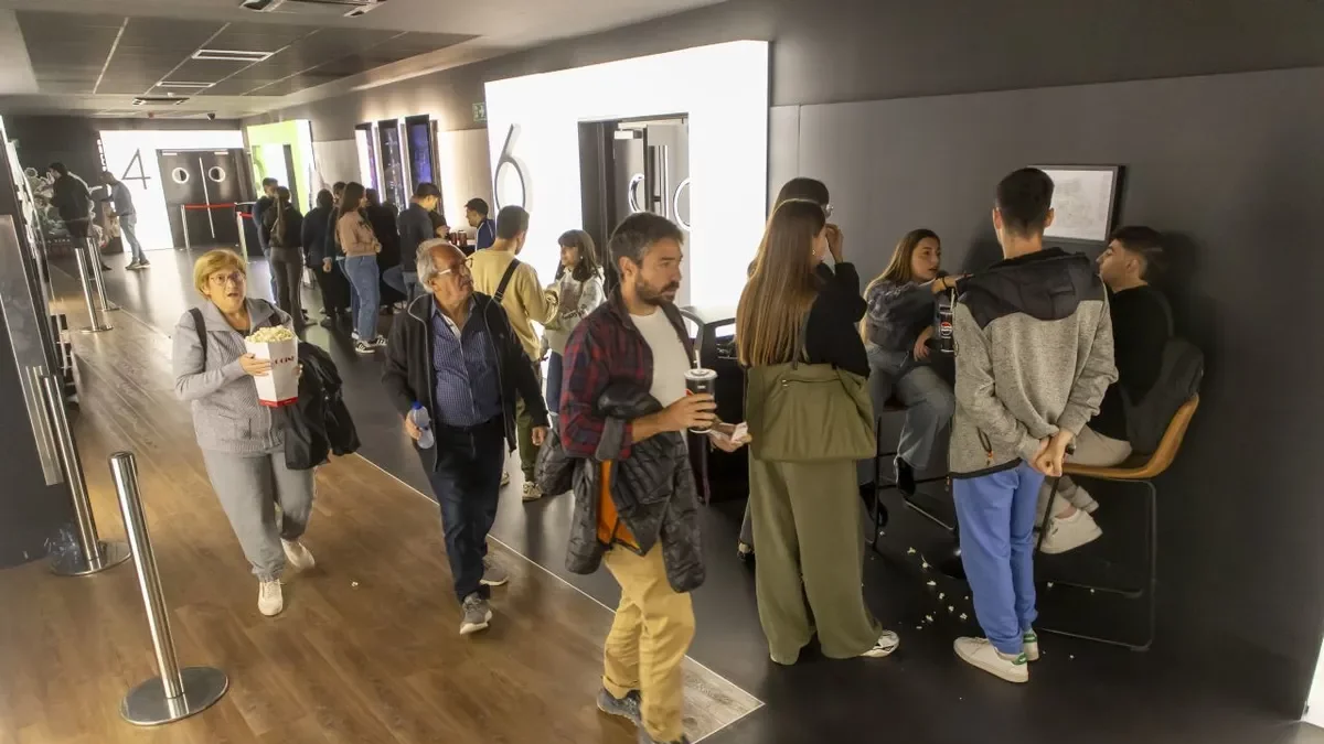 Público ayer a media tarde en las salas Ocine Premium de Lleida, en el marco de la Fiesta del Cine. - JORDI ECHEVARRIA