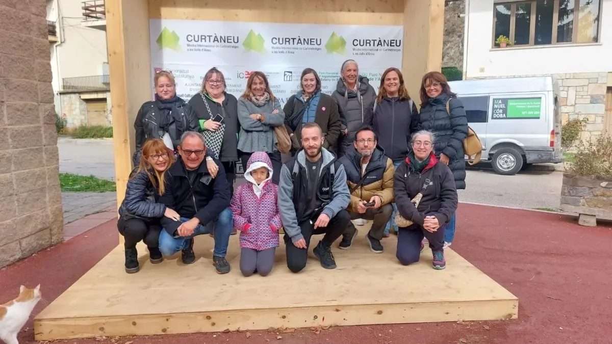 El taller fotogràfic del CurtÀneu, diumenge a Esterri d’Àneu (esquerra), va comptar amb una quinzena d’inscrits; i sessió de curtmetratges a Sorpe (dreta). - CURTÀNEU