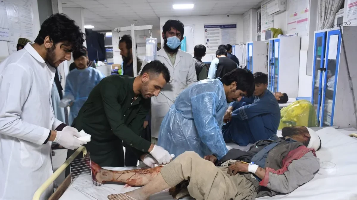 Personas heridas reciben tratamiento en un hospital afgano. - EFE/NAJIB FARYAD