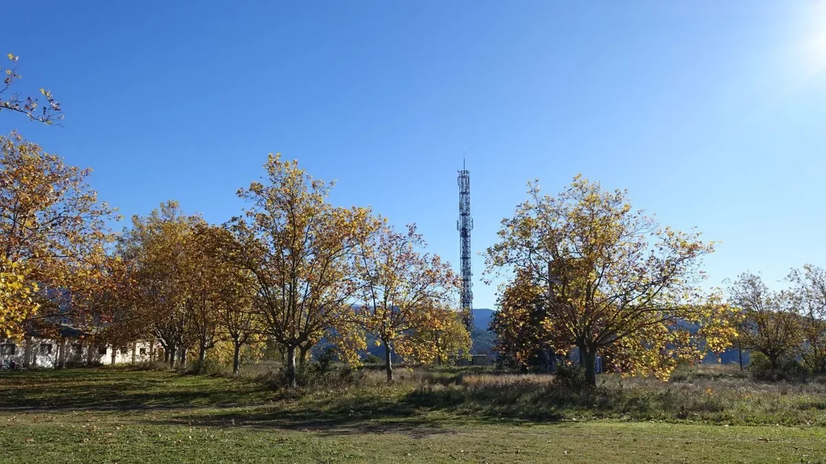 A la plataforma hi ha antenes de telecomunicacions. - A.L.S.U.