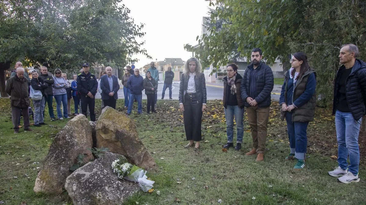 Ofrenda floral al monumento dedicado a las víctimas, en el paseo Josep Brufau. - LAIA PEDRÓS