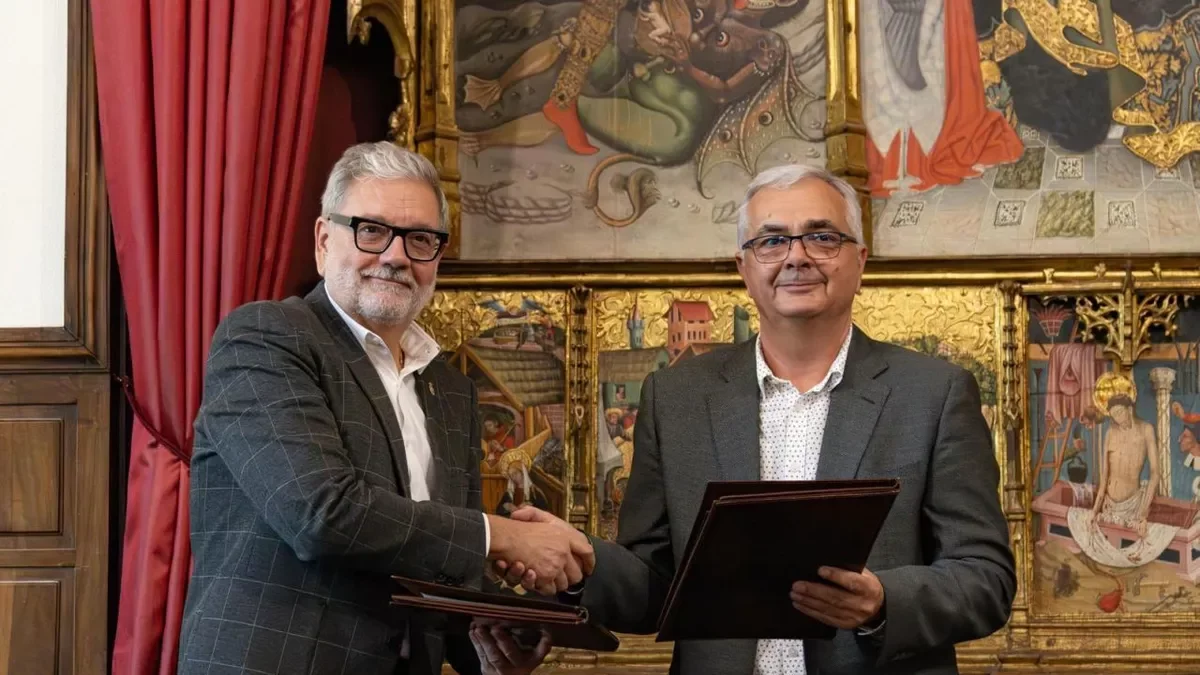 Fèlix Larrosa y Albert Aliaga sellaron ayer el convenio de cesión del Barris Nord al Força Lleida. - SERGI PALACIOS