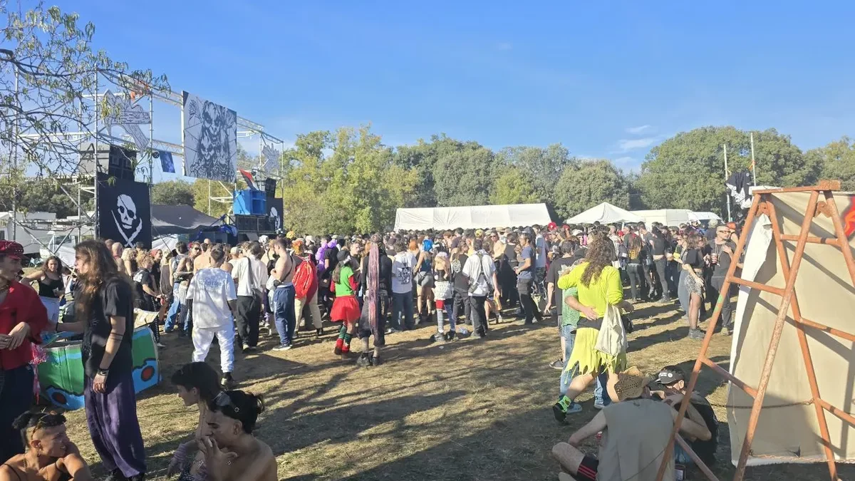 Asistentes a la fiesta ilegal celebrada en Santa Linya durante la jornada del sábado. - JORDI ECHEVARRIA
