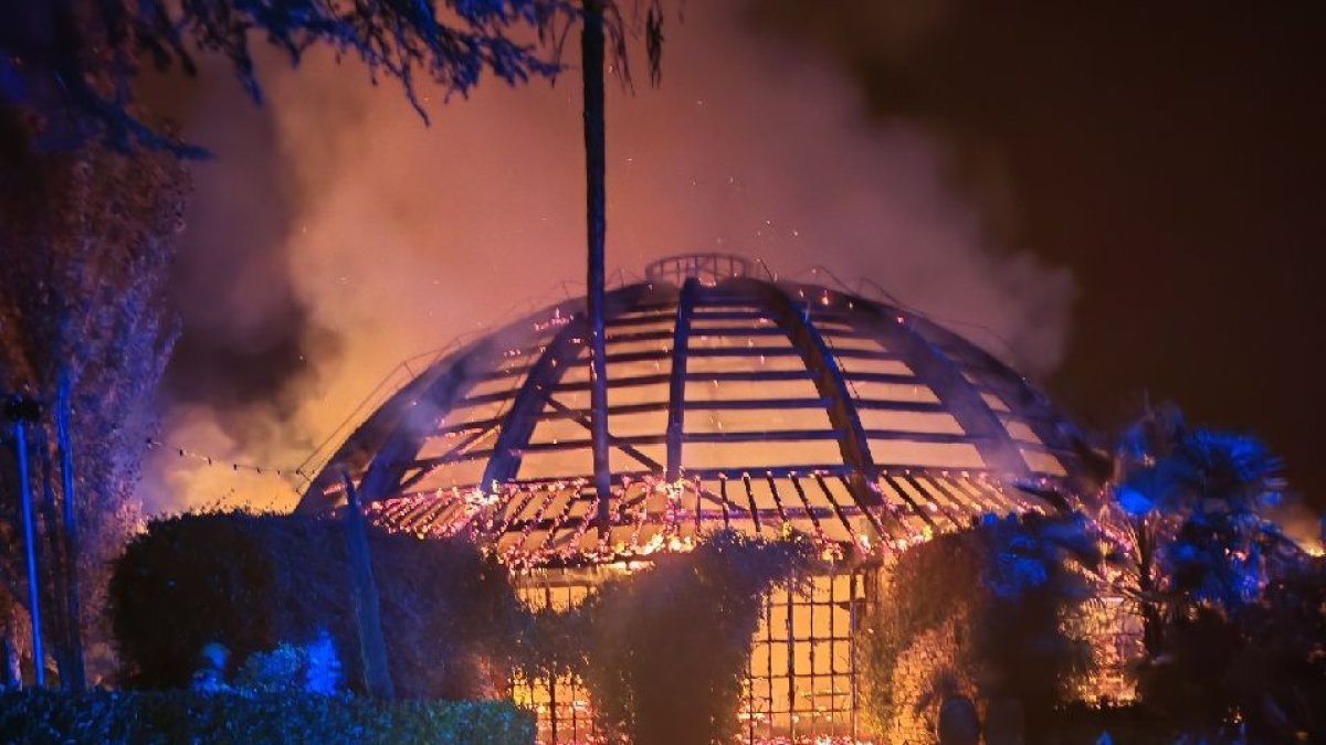 La cúpula del restaurant, en flames.