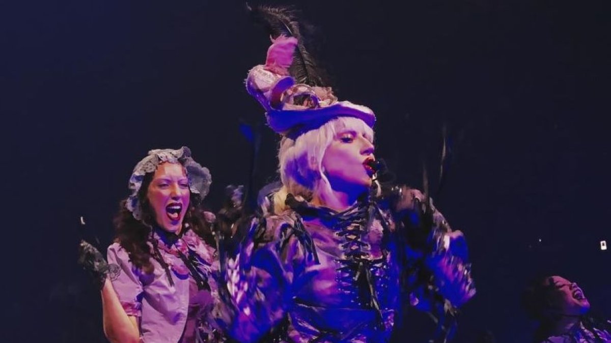Laia Sallan, detrás de Lady Gaga, compartiendo escenario el pasado viernes en Barcelona - Aniol Oliver