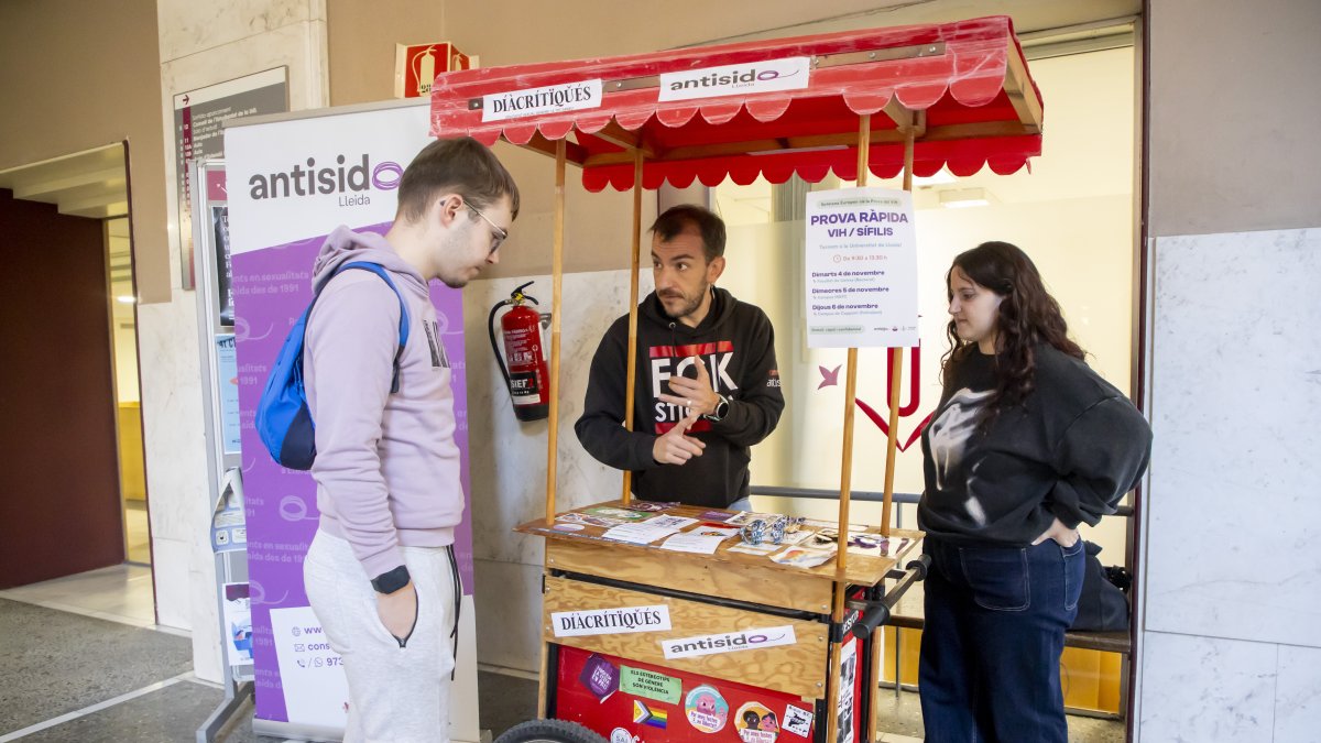 La parada de l'antisida que aquest dimarts ha fet proves gratuïtes per detectar malalties de transmissió sexual.
