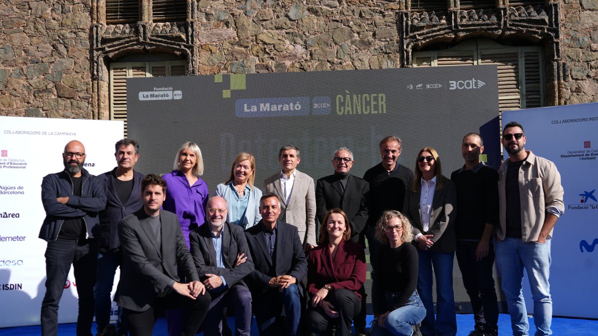 Foto de família de la presentació de La Marató de 3Cat a la Torre Bellesguard a Barcelona