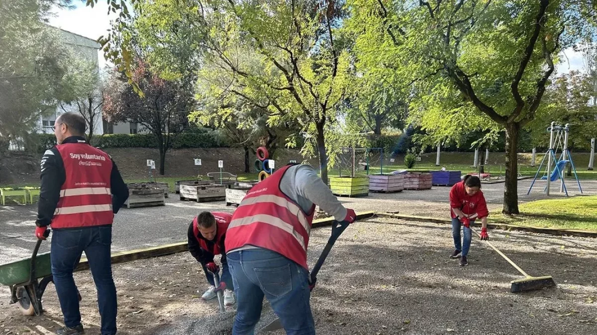 Voluntarios mejoran la pista de petanca de Aspros en Sudanell - VOLUNTARIAT CORPORATIU