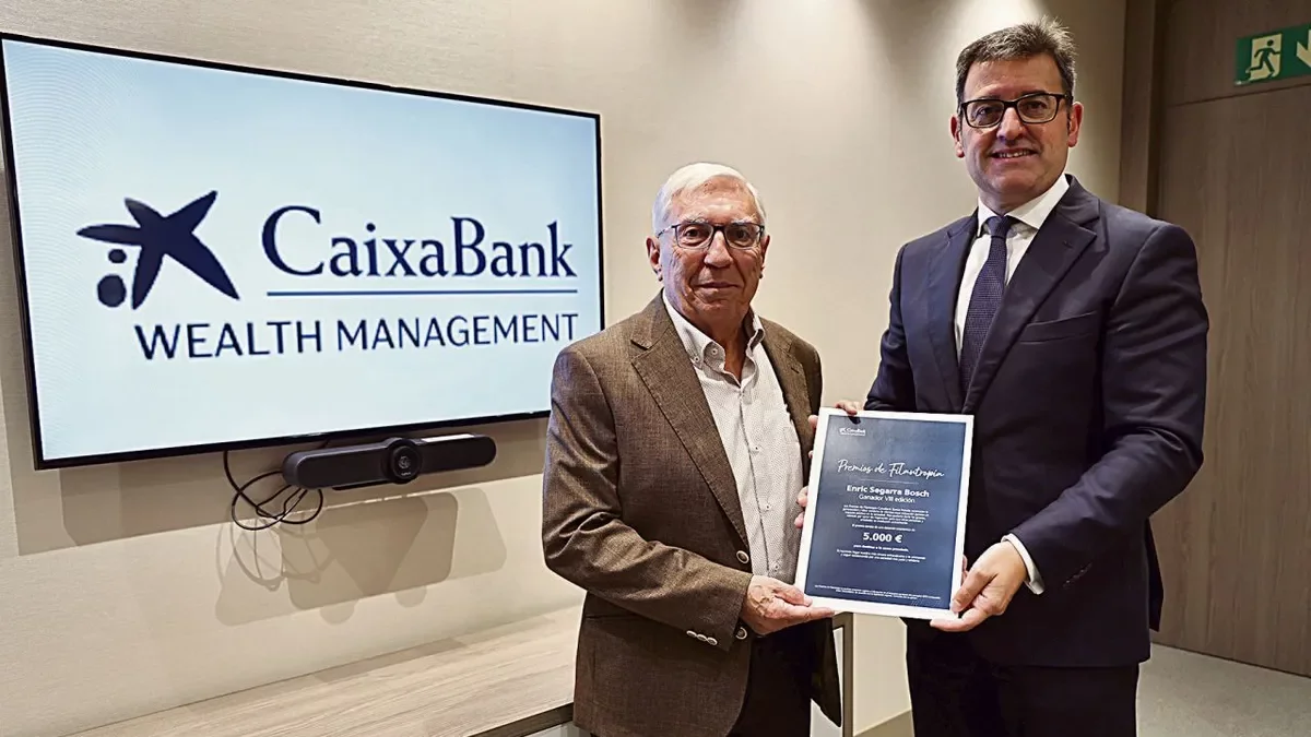 Enric Segarra, amb Josep Maria González, director territorial a Catalunya de CaixaBank. - AMADO FORROLLA