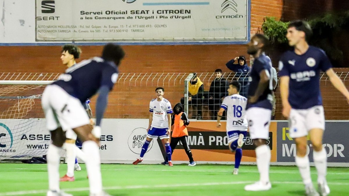 Els jugadors del Mollerussa celebren un dels gols.
