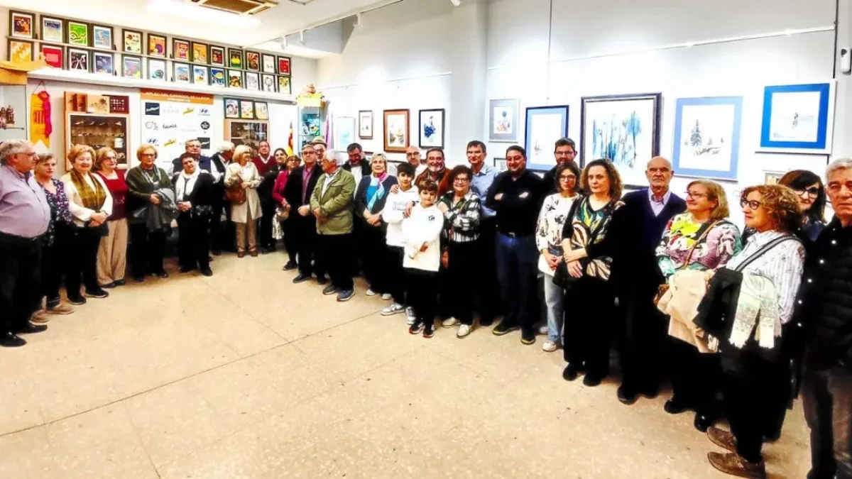 L’artista José Antonio López va estar acompanyat per amics i familiars en la inauguració de la seua mostra a la Fecoll. - FECOLL