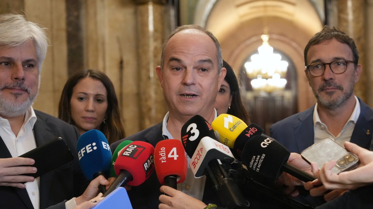 El secretari general de Junts, Jordi Turull, en una atenció als mitjans al Parlament aquest dijous.