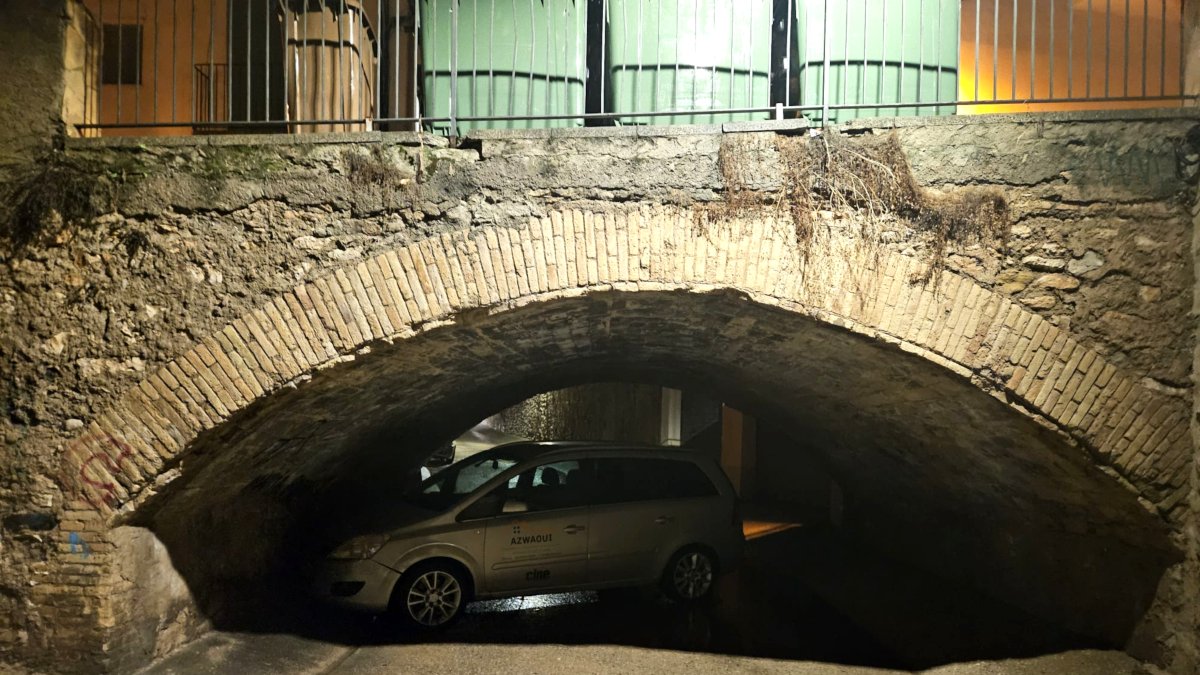 Un vehicle arrossegat per l'aigua a la riera de Móra d'Ebre, per les fortes pluges d'aquest dijous a la matinada