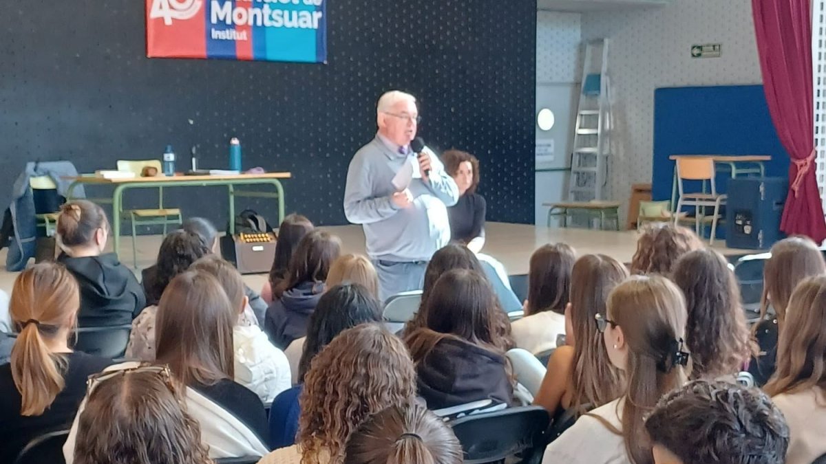 Ramon Alcoberro a l'institut Manuel de Montsuar.
