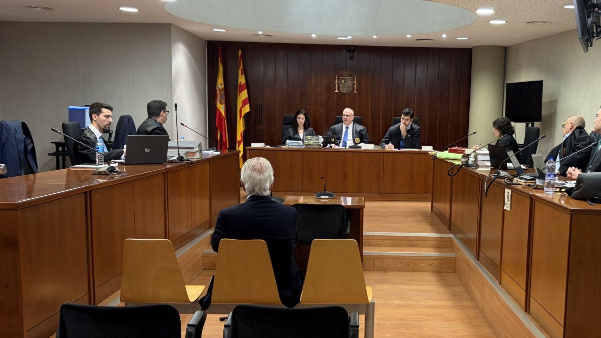 El judici al psiquiatre acusat d'estafar un pacient s'ha celebrat a l'Audiència de Lleida.