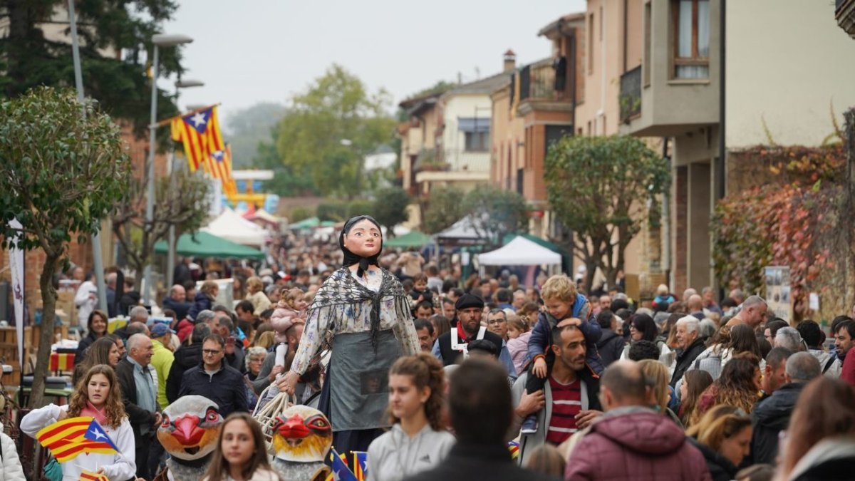 Varias actividades culturales, como pasacalles de gigantes y cabezudos protagonizarán la feria.