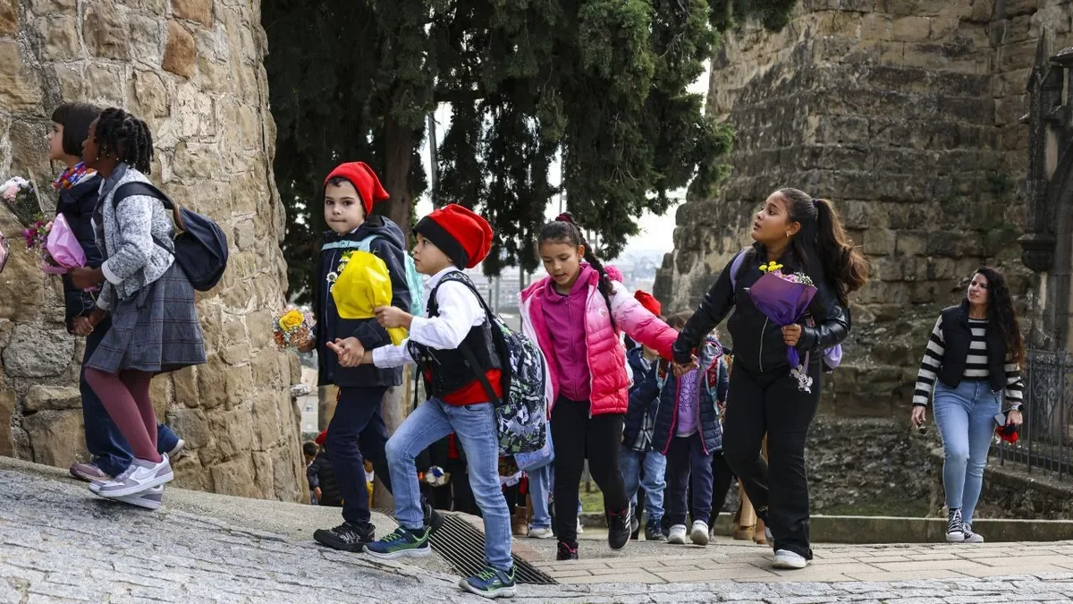 Nens amb el vestit típic a la pujada al Sant Crist. - INGRID SEGURA