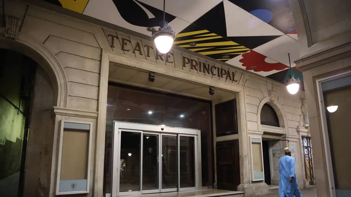 Vista de l’entrada del Teatre Principal, situat a la plaça Paeria i en ple Eix Comercial. - AJUNTAMENT DE LLEIDA