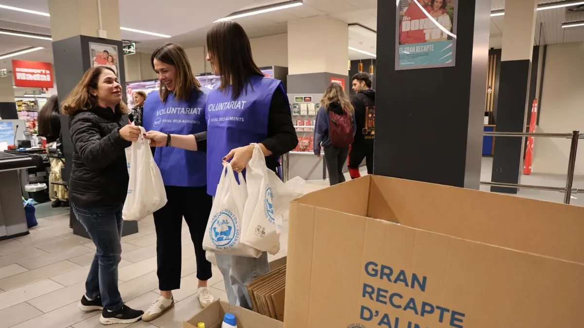 Voluntàries del Banc dels Aliments rebent una donació d’aliments en un supermercat de Lleida. - LAIA PEDRÓS