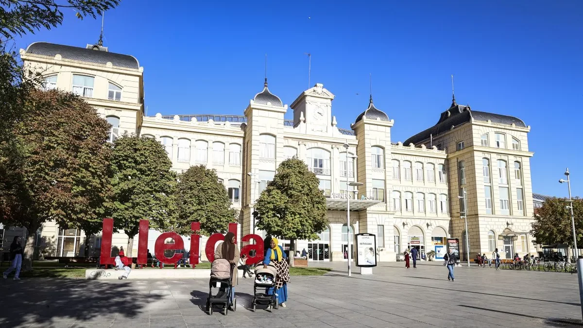 Vista de l’estació de trens de Lleida, que encara llueix el nom d’hotel Rambla on hi havia l’accés, a la dreta de la imatge. - INGRID SEGURA