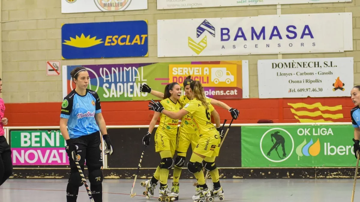 Les jugadores del Vila-sana celebren el 0-2 d’Elsa Salvanyà, davant de la decepció de Flor Felamini, ex de les del Pla. - CLARA LIÁÑEZ