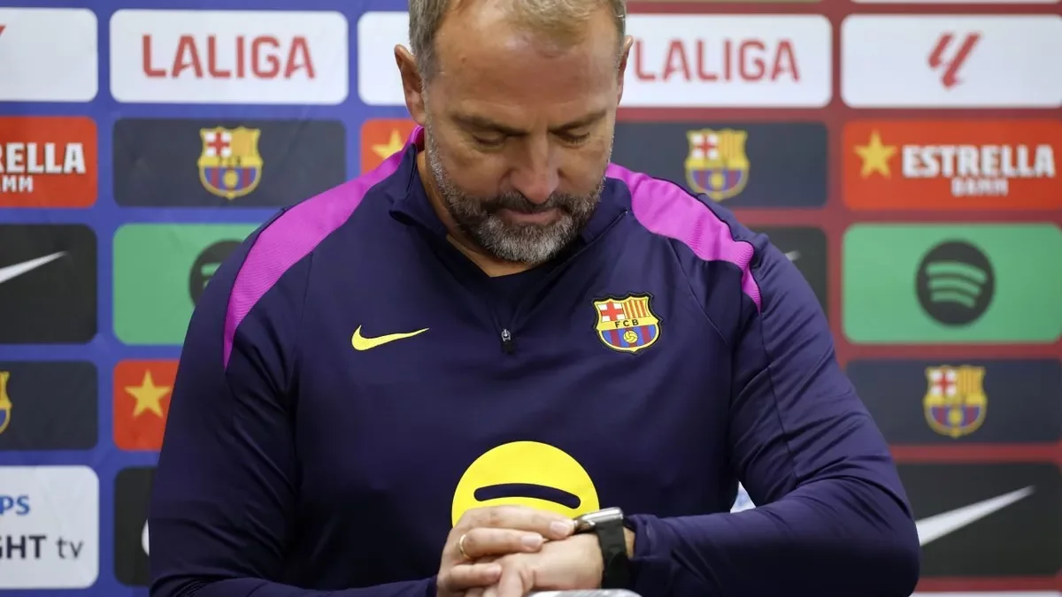 Hansi Flick mira el seu rellotge ahir durant la roda de premsa. - EFE/ALBERTO ESTÉVEZ