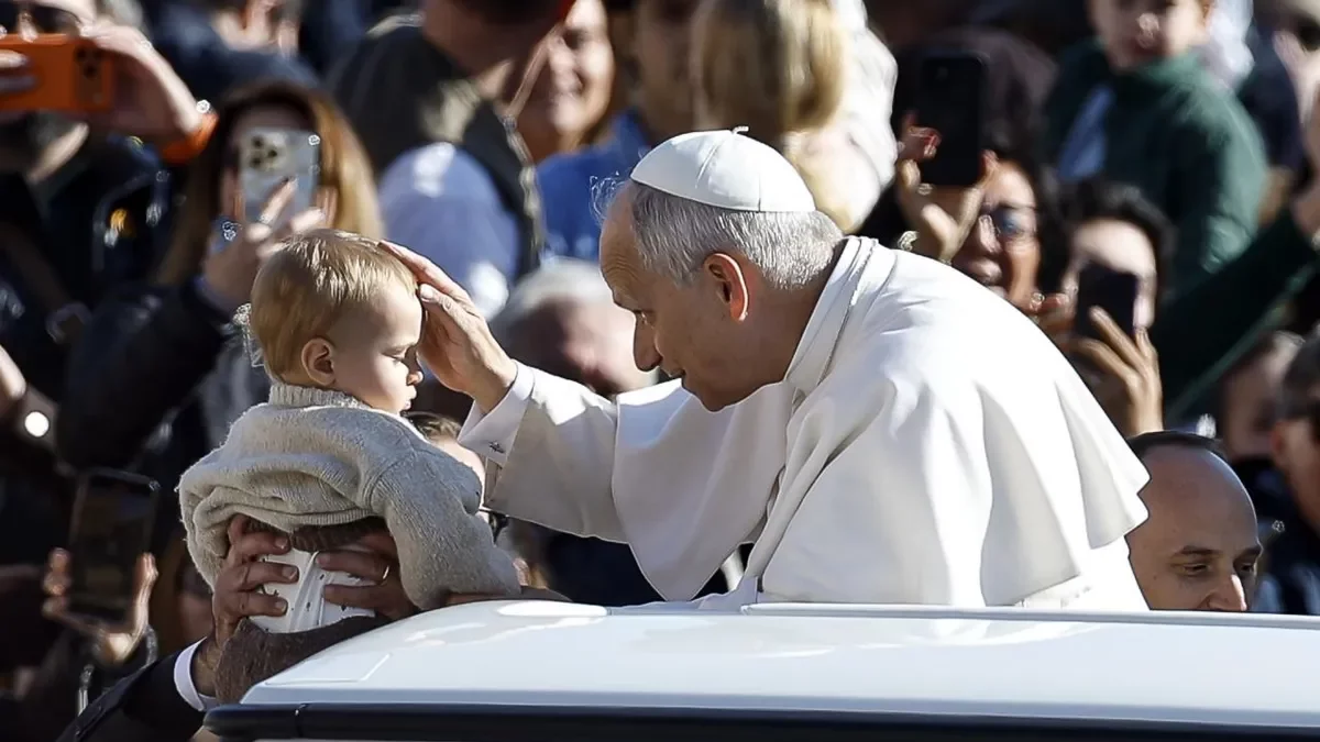 El papa León XIV bendice a un niño en la plaza de San Pedro durante el Jubileo del Mundo del Trabajo. - EFE